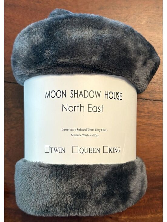 Other - Moon Shadow House small plush blanket gray. 70cm. x 100cm.